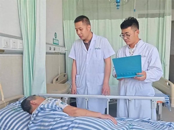 好牛 72岁老人坐石头10多秒，屁股被严重烫伤需植皮！