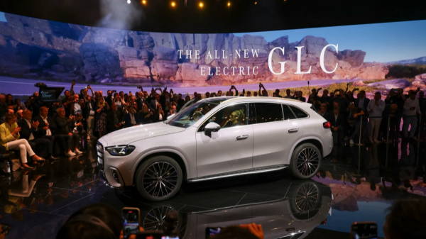 锦盈多 800V 架构的新奔驰 GLC EV 很棒，但离爆款还差点「中国味」